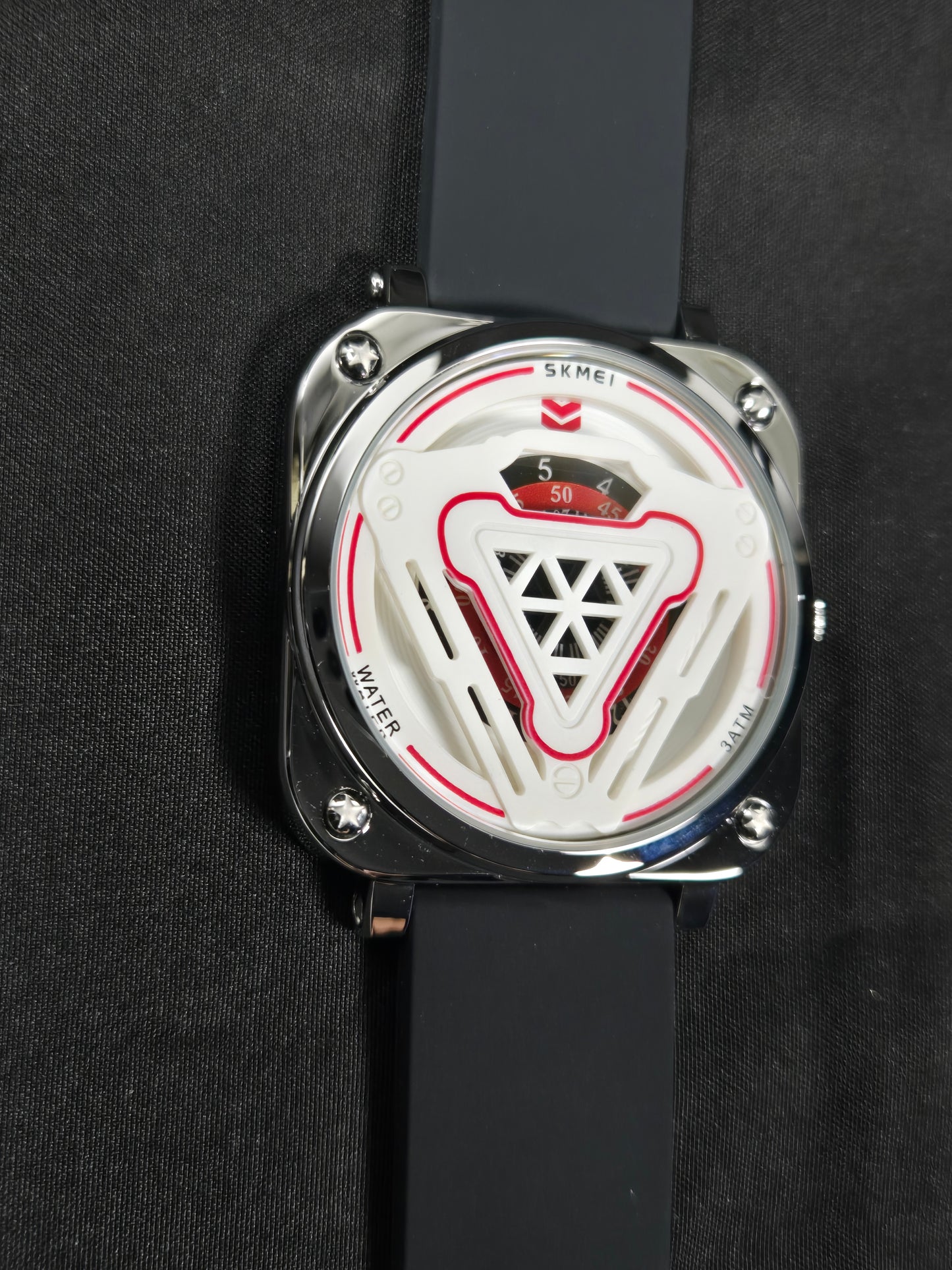 "¡Atrévete a Destacar! Reloj Skmei Fusion Plata con Detalles Rojos: ¡Descubre Nuestro Modelo Exclusivo!"
