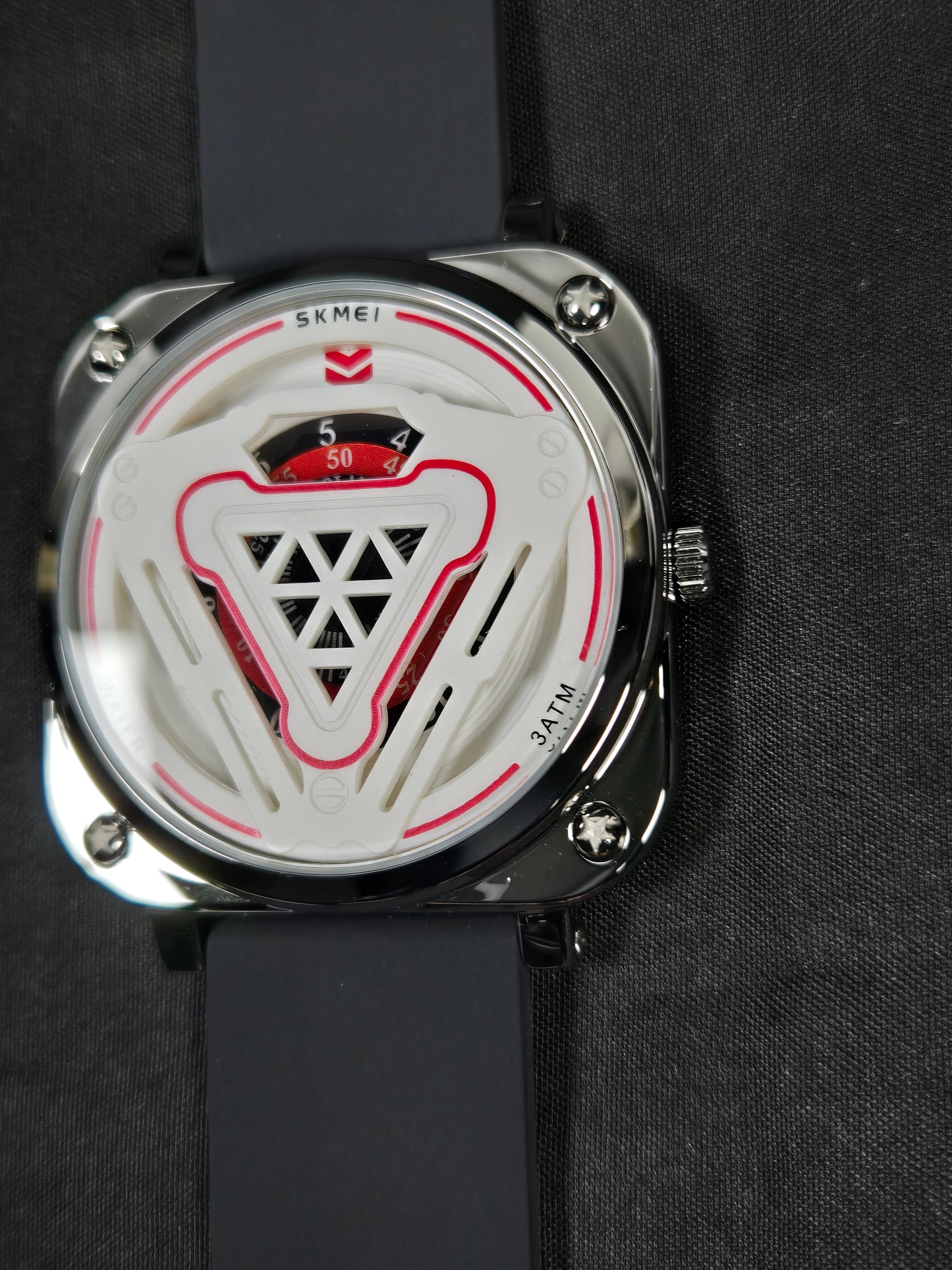 "¡Atrévete a Destacar! Reloj Skmei Fusion Plata con Detalles Rojos: ¡Descubre Nuestro Modelo Exclusivo!"
